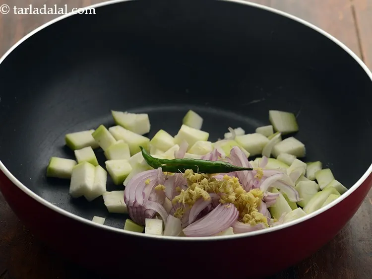 स्टेप 8 – हरी मिर्च और अदरक डालें। आप अपनी पसंद के मसाले …