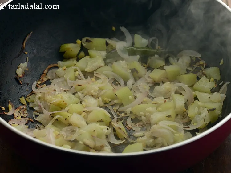 स्टेप 10 – ढक्कन से ढककर, मध्यम आंच पर बीच-बीच में हिलाते हुए …