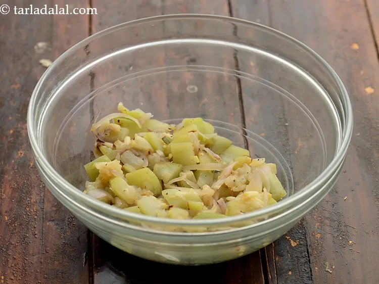 स्टेप 11 – इसे एक कटोरे में ट्रान्सफर करें और पूरी तरह से …