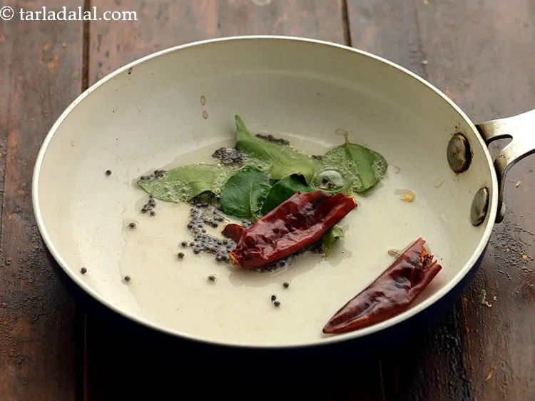 स्टेप 15 – जब सरसों चटक जाए तो, कड़ी पत्ते और लाल मिर्च …