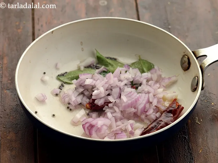 स्टेप 16 – बारीक कटा हुआ प्याज़ डालें।