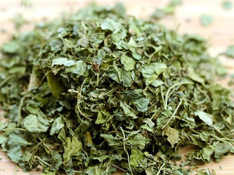 स्टेप 35 – १ टेबल-स्पून <a href=""https://www.tarladalal.com/glossary-dried-fenugreek-leaves-kasuri-methi-hindi-374i"">कसूरी मेथी</a> डालें।