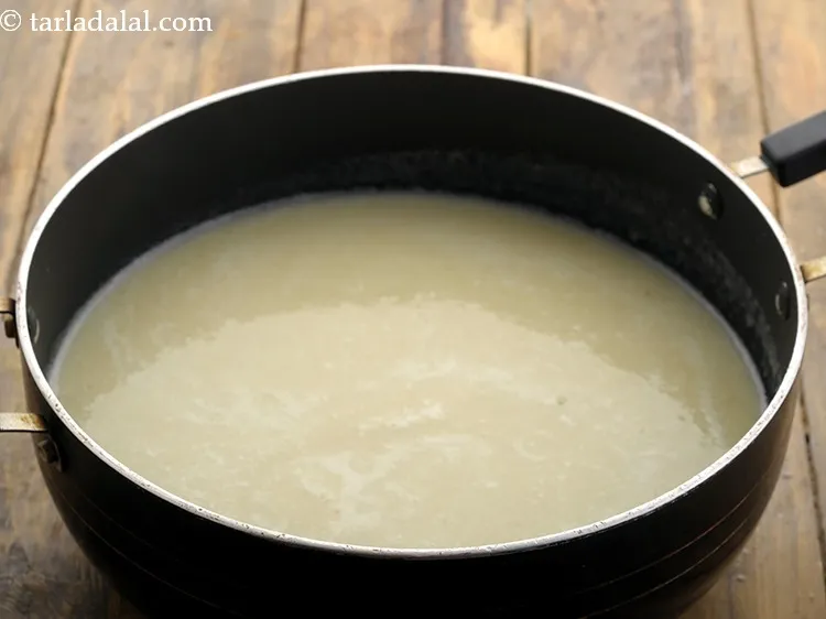 स्टेप 14 – एक गहरे नॉन-स्टिक पैन में मिश्रण डालें।