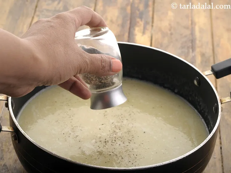 स्टेप 15 – नमक और काली मिर्च डालें।