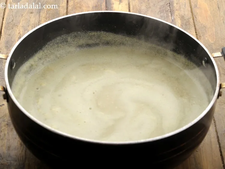 स्टेप 16 – अच्छी तरह मिलाएं और मध्यम आंच पर बीच बीच में …