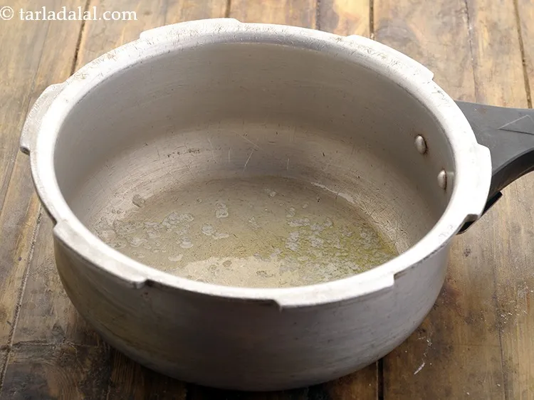 स्टेप 3 – मक्खन को प्रेशर कुकर में गरम करें। आप घी, तेल …