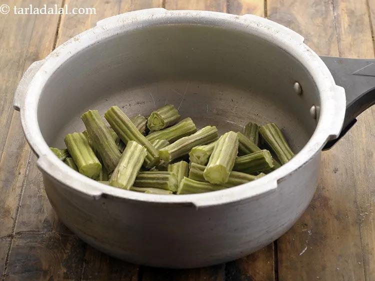 स्टेप 4 – मक्खन के पिघलने के बाद ड्रमस्टिक डालें।