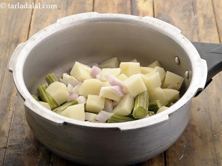 स्टेप 5 – इसके अलावा, प्याज और आलू डालें। आप चाहे तो लहसुन …