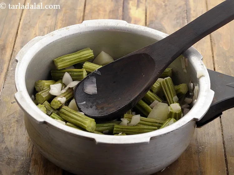 स्टेप 6 – अच्छी तरह से मिलाएं और २ मिनट के लिए मध्यम …