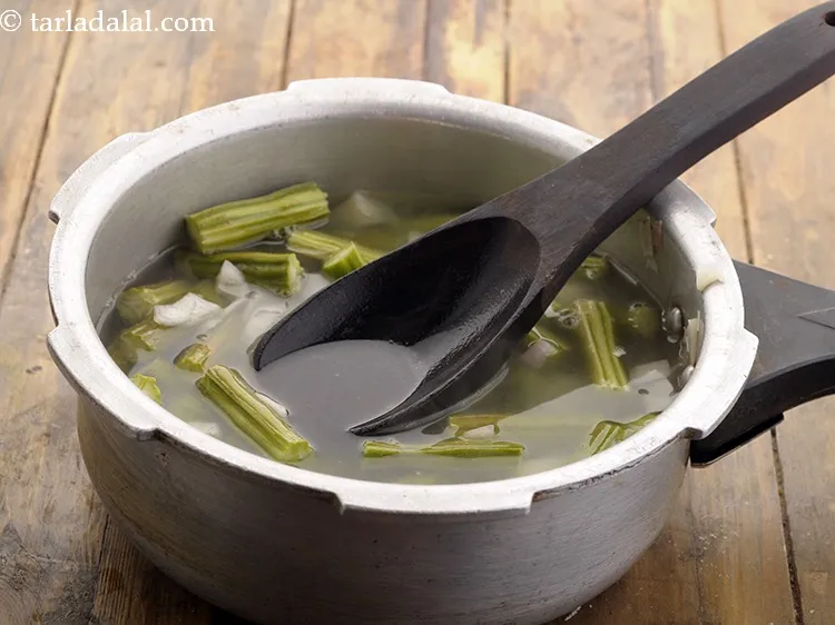 स्टेप 7 – २ कप पानी डालें और अच्छी तरह मिलाएँ।