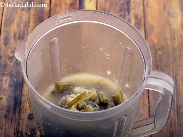 स्टेप 9 – एक बार जब मिश्रण थोड़ा ठंडा हो जाए, तो उसे …