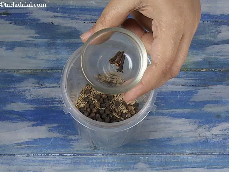 स्टेप 3 – लौंग डालें। उनके पास बहुत मजबूत स्वाद और सुगंध है। …