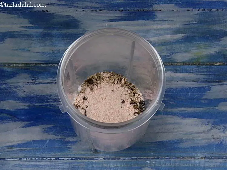 स्टेप 5 – काला नमक डालें। यह हल्के गुलाबी रंग का होता है …