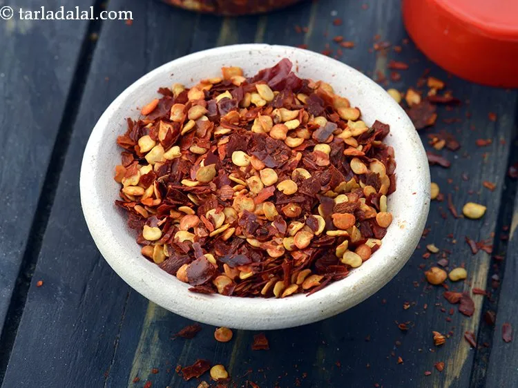 स्टेप 15 – १ टी-स्पून <a href=""https://www.tarladalal.com/glossary-dry-red-chilli-flakes-paprika-hindi-338i"">सूखी लाल मिर्च के फ्लैकस्</a> डालें।