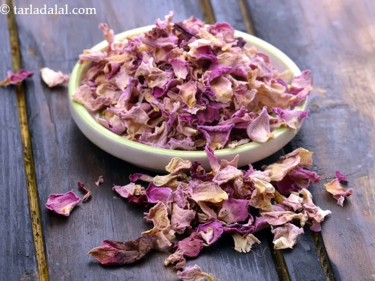 स्टेप 34 – सूखे गुलाब की पंखुड़ियां बड़े सुपर बाजारों में उपलब्ध होती …