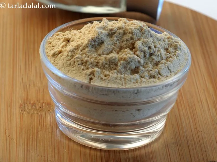 स्टेप 31 – १/४ टी-स्पून <a href=""https://www.tarladalal.com/glossary-dried-ginger-powder-sonth-hindi-454i"">सोंठ पाउडर</a> डालें। यह पंजाबी मटर पनीर …