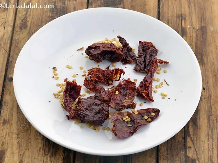 स्टेप 15 – <strong>दम आलू रेसिपी</strong> में प्याज की पेस्ट बनाने के लिए …