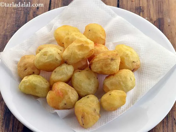 स्टेप 8 – तेल सोखने वाले कागज़ पर निकाल लें और एक तरफ …