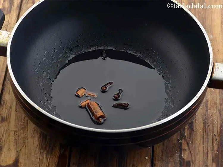 स्टेप 28 – अब दालचीनी डालें। ये सामग्रियां आपके दम आलू की ग्रेवी …