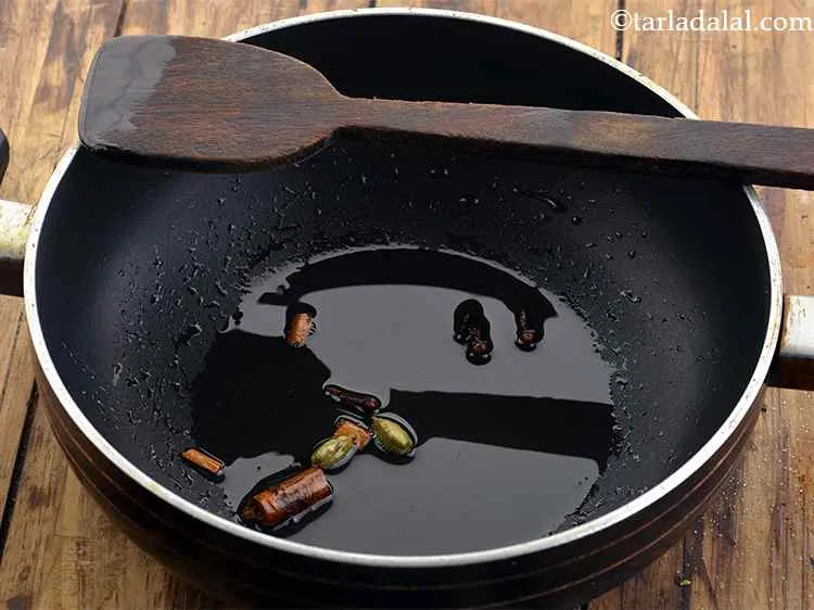 स्टेप 29 – साथ ही इलायची डाले और मध्यम आंच पर कुछ सेकंड …