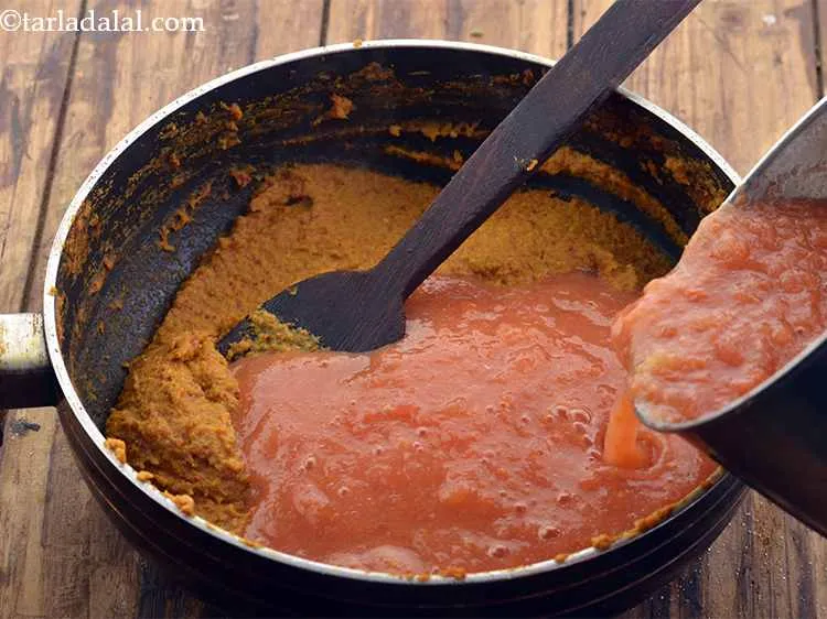 Step 33 – It&rsquo;s now time to add the prepared tomato pur&eacute;e.