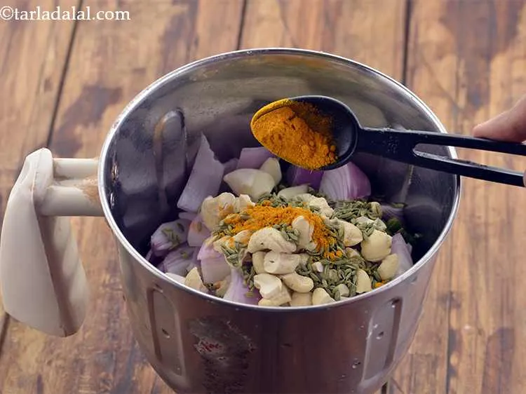 स्टेप 21 – रंग के लिए हल्दी पाउडर डालें।