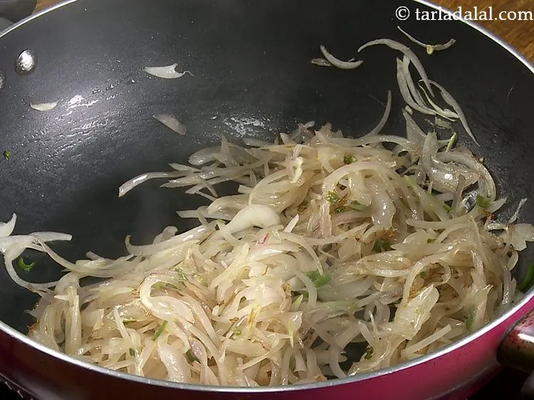 स्टेप 10 – मध्यम आंच पर ६ मिनट तक या प्याज़ के हल्के …