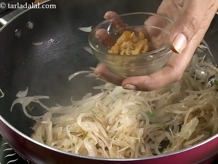 स्टेप 11 – अदरक-लहसुन का पेस्ट डालें। हमने इस रेसिपी का उपयोग करके …