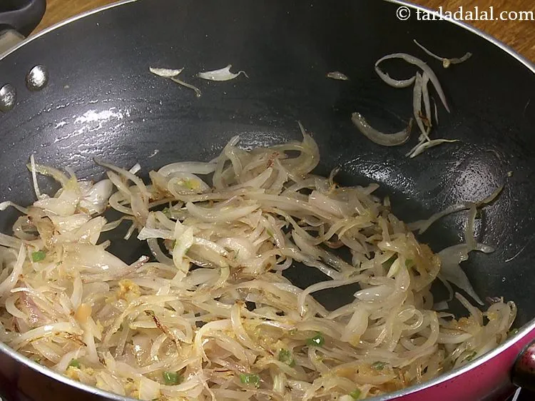 स्टेप 12 – मध्यम आंच पर ३० सेकंड के लिए भून लें।