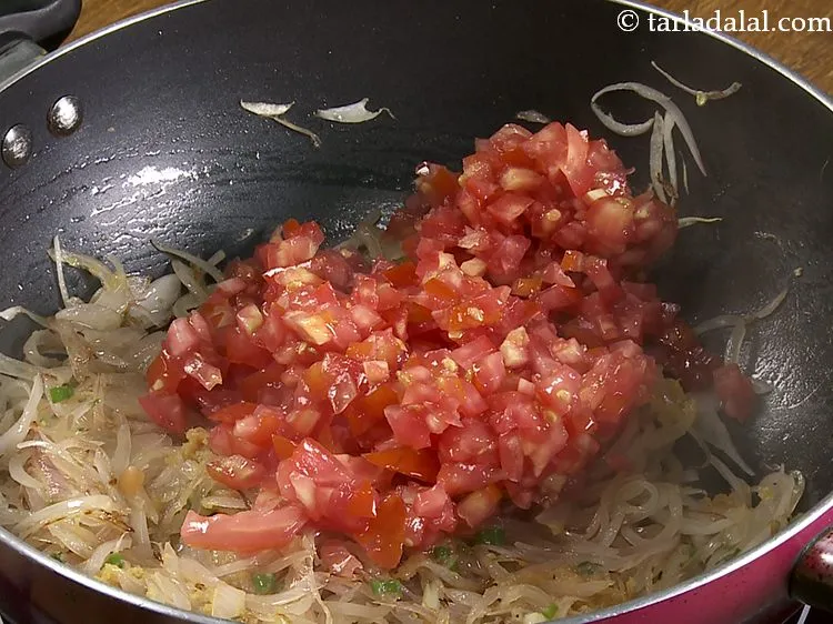 स्टेप 13 – टमाटर डालें।