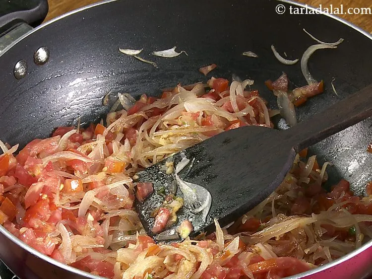 स्टेप 14 – अच्छी तरह मिलाएं और मध्यम आंच पर ३ से ४ …