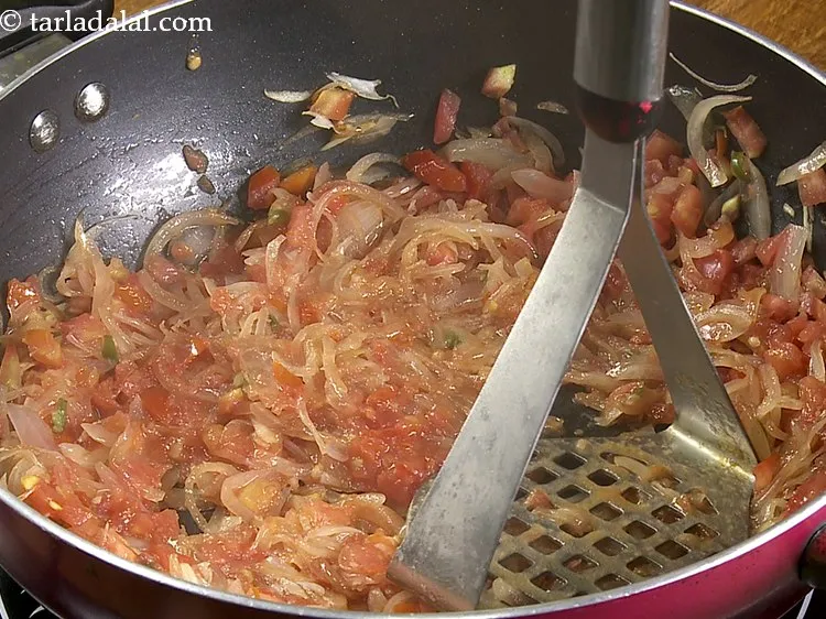 स्टेप 15 – इसे चमचे के पिछले हिस्से से हल्का सा मैश कर …