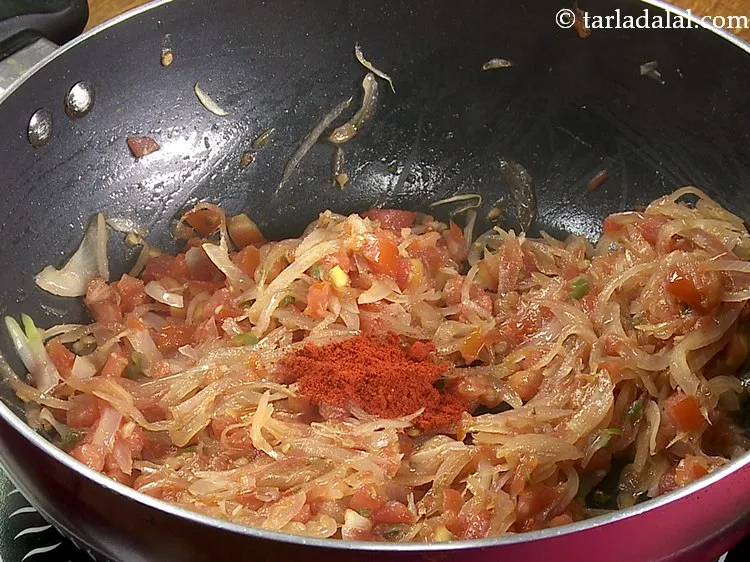 स्टेप 16 – मसालेदार किक के लिए मिर्च पाउडर डालें।