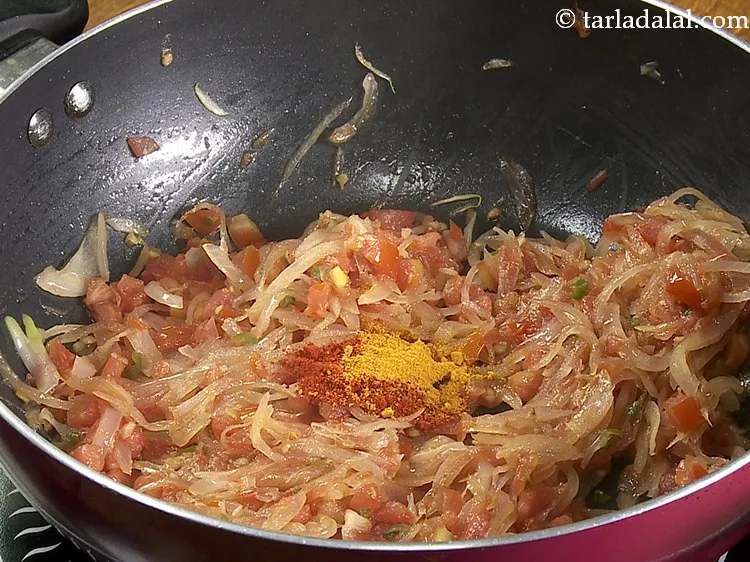 स्टेप 17 – हल्दी पाउडर डालें। ये मूल मसाले हैं जो ज्यादातर भारतीय …