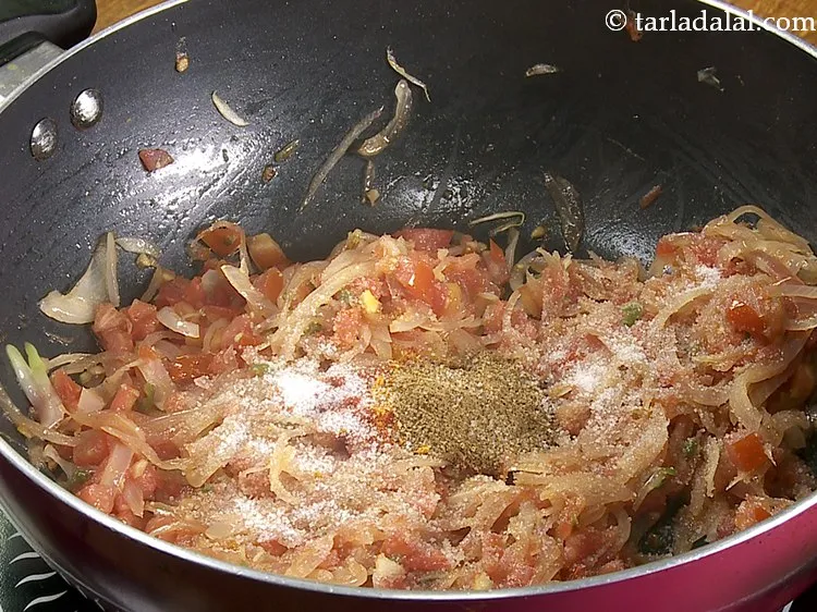स्टेप 18 – गरम मसाला और नमक डालें। मैं हमेशा अपनी रसोई की …