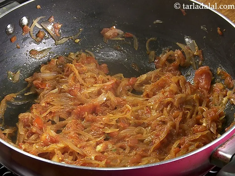 स्टेप 19 – अच्छी तरह मिलाएं और मध्यम आंच पर १ मिनट तक …