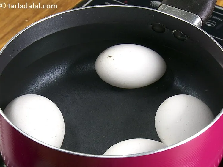 स्टेप 27 – कुछ पानी से भरे गहरे नॉन स्टिक पैन में अंडे …