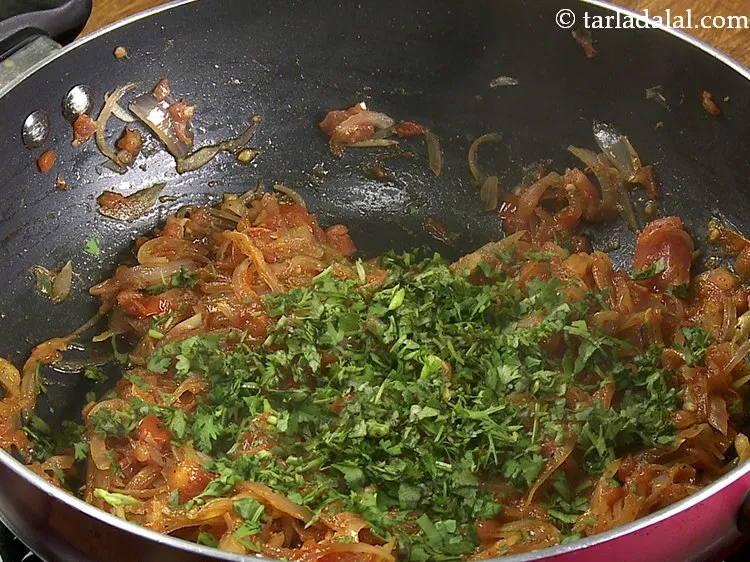 स्टेप 20 – धनिया डालें।