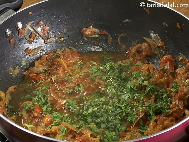 स्टेप 21 – लगभग १/२ कप पानी डालें।