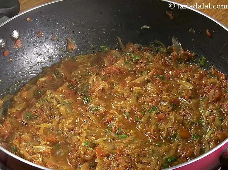 स्टेप 22 – अच्छी तरह मिलाएं और मध्यम आंच पर बीच-बीच में हिलाते …