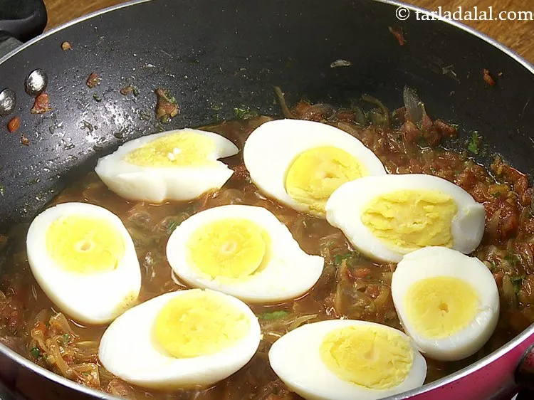 स्टेप 23 – धीरे से नियमित अंतराल पर अंडे के आधे हिस्सों को …