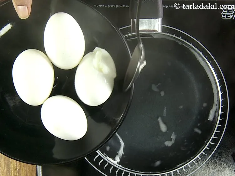 स्टेप 4 – छलनी की सहायता से पानी को छान लें।