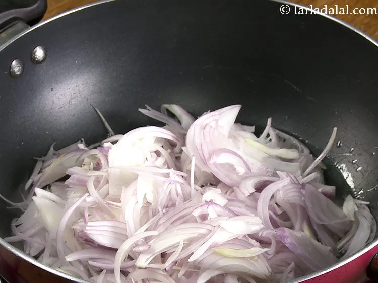 स्टेप 8 – तेल के गरम होते ही प्याज़ डाल दें।