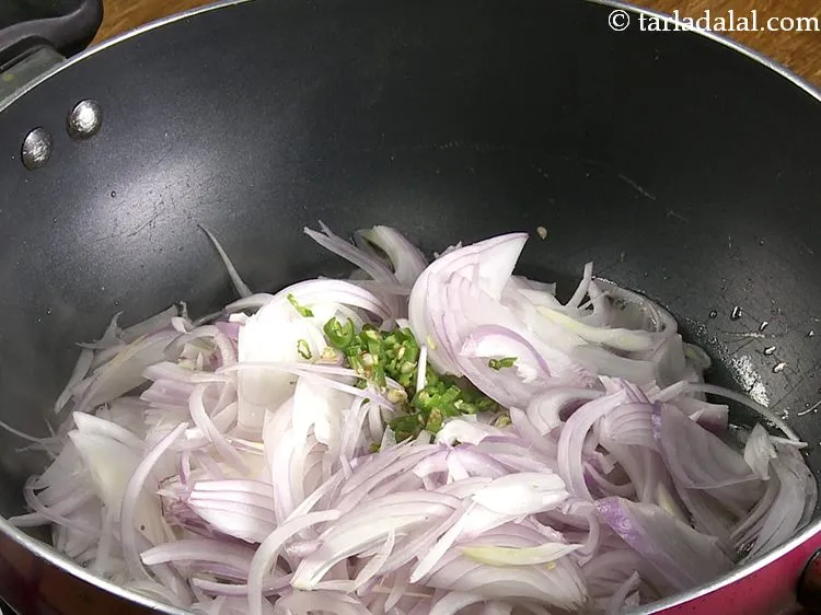 स्टेप 9 – हरी मिर्च डालें। अधिक <strong>मसालेदार अंडा मसाला</strong> के लिए अधिक …