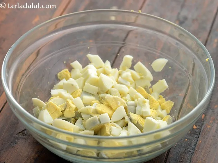 Step 1 – To prepare an <strong>egg sandwich</strong>, transfer the chopped eggs in a deep bowl.