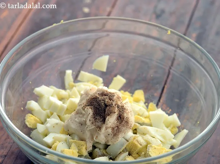 Step 3 – Add black pepper powder to season the boiled egg mixture.