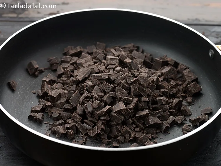 स्टेप 4 – डार्क चॉकलेट को क्यूब्स में काट लें और एक व्यापक …