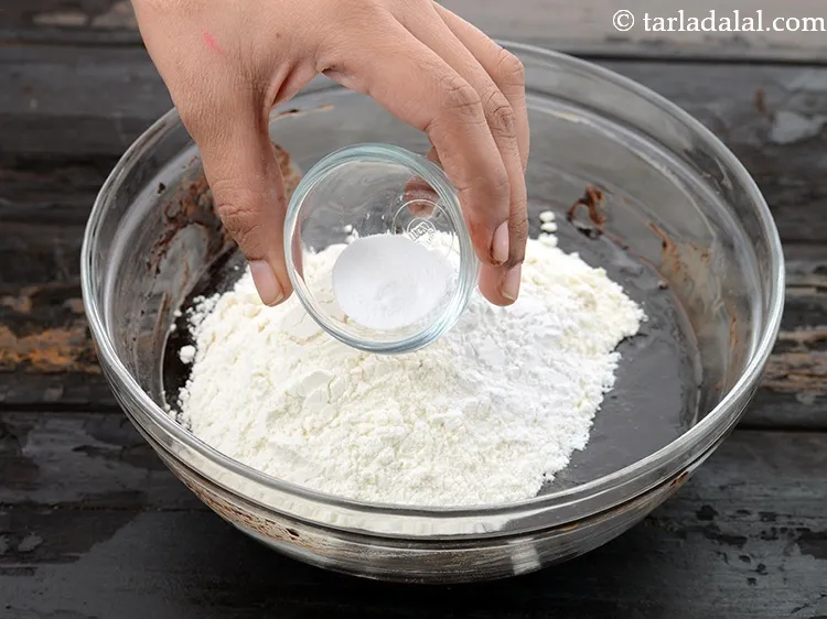 स्टेप 13 – १/२ टी-स्पून <a href=""https://www.tarladalal.com/glossary-baking-soda-soda-bi-carb-hindi-615i"">बेकिंग सोडा</a> डालें।