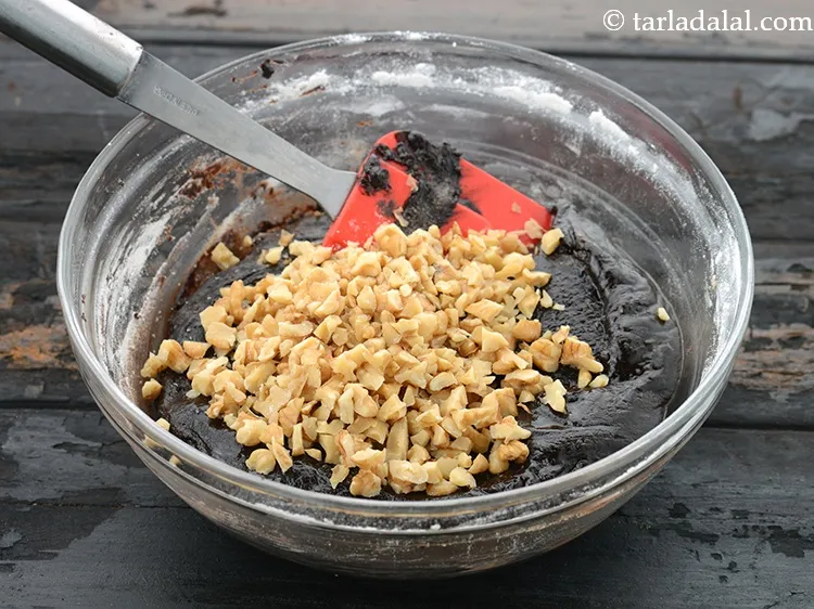 स्टेप 15 – १/२ कप <a href=""https://www.tarladalal.com/glossary-chopped-walnuts-hindi-785i"">कटा हुआ अखरोट</a> डालें।