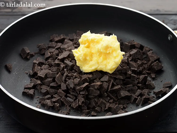 स्टेप 5 – ३ टेबल-स्पून <a href=""https://www.tarladalal.com/glossary-butter-makhan-hindi-233i"">मक्खन</a> डालें।